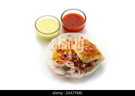 Kutchi Dabeli est un Indien point snack servi avec des graines de grenade et la coriandre dans une plaque en céramique blanche. C'est un populaire festival Navratri, sélectionnez des aliments Banque D'Images