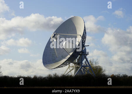 Antenne parabolique radio à l'Université de Cambridge's Observatoire Mullard Banque D'Images