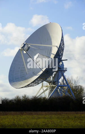 Antenne parabolique radio à l'Université de Cambridge's Observatoire Mullard Banque D'Images