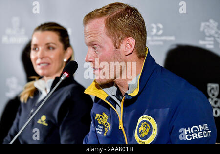 Prague, République tchèque. 20 Nov, 2019. L-R Edwina Tops-Alexander showjumper australienne et belge showjumper Niels Bruynseels assister à une conférence de presse avant le saut d'éliminatoires de Prague, de la série des champions mondiaux, le 20 novembre 2019. L'événement aura lieu du 21 au 24 novembre. Photo : CTK Vit Simanek/Photo/Alamy Live News Banque D'Images