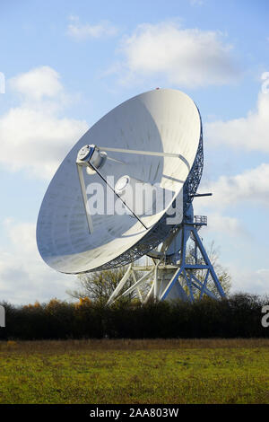 Antenne parabolique radio à l'Université de Cambridge's Observatoire Mullard Banque D'Images