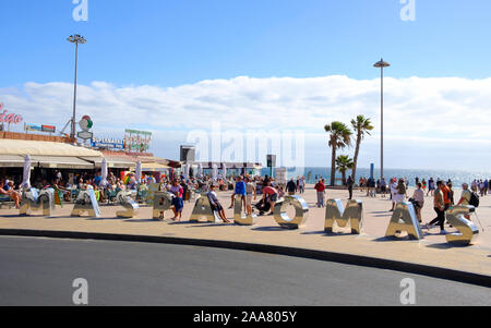 MASPALOMAS, ESPAGNE - 23 janvier 2019 : une vue sur la promenade de Playa del Ingles, Maspalomas, Gran Canaria, dans les Canaries, Espagne, une popula Banque D'Images