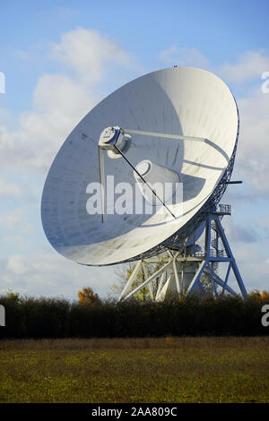 Antenne parabolique radio à l'Université de Cambridge's Observatoire Mullard Banque D'Images