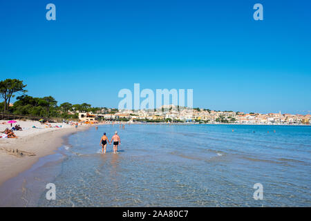 CALVI, FRANCE - 21 septembre 2018 : par la mer et nager dans la mer Méditerranée à la Plage de Calvi, la plage principale o Banque D'Images