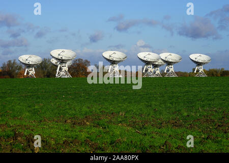 Gamme de plats radiotélescope à l'Université de Cambridge's Observatoire Mullard Banque D'Images