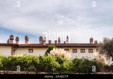 Artimino, Toscane, Italie belle architecturale détails de Medici Villa La Ferdinanda, ses cheminées Banque D'Images