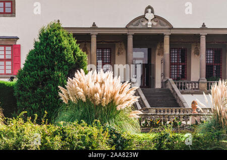 Artimino, Toscane, Italie, belle villa MEDICI La Ferdinanda ou Cento Camini façade avant du détail dans son élégant jardin Banque D'Images