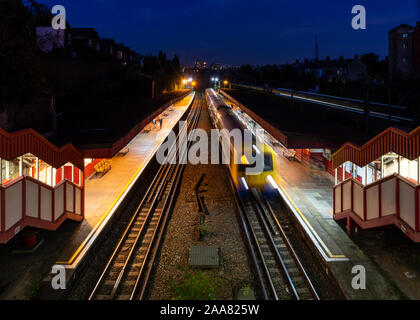 Londres, Angleterre, Royaume-Uni - 14 septembre 2019 : un train de banlieue London Overground appels à Kensal Green station dans le nord de Londres. Banque D'Images