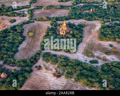 Vue aérienne de l'anciens temples de la zone archéologique de Bagan, Myanmar (Birmanie) comme vu à partir d'un vol en montgolfière au-dessus de lui à l'aube Banque D'Images