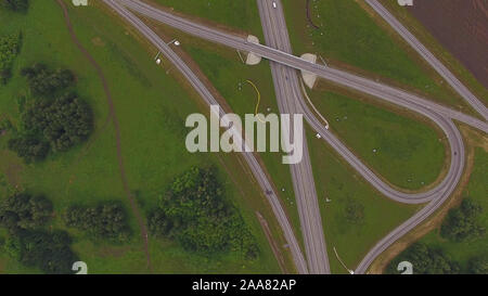 Vue aérienne nouvelle autoroute. Vue de dessus d'un drone à haute altitude vole au-dessus d'une route junction Banque D'Images
