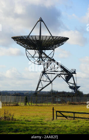 Antenne parabolique désaffectés à l'Université de Cambridge's Observatoire Mullard Banque D'Images