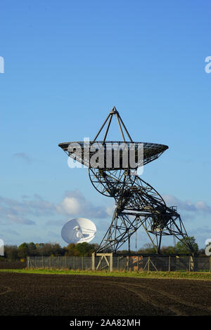 Antenne parabolique désaffectés à l'Université de Cambridge's Observatoire Mullard Banque D'Images