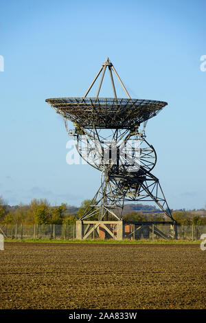 Antenne parabolique désaffectés à l'Université de Cambridge's Observatoire Mullard Banque D'Images