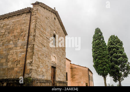 Façade de l'église paroissiale médiévale de cyprès en Italie Banque D'Images