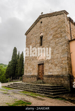 Façade de l'église paroissiale médiévale de cyprès en Italie Banque D'Images