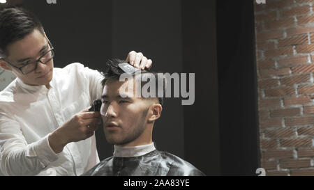 Asian male coiffure coupe de cheveux des clients dans le salon Banque D'Images