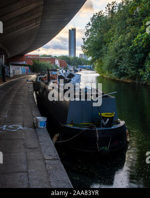 Londres, Angleterre, Royaume-Uni - 12 septembre 2019 : narrowboats sont amarrés sur le Canal Grand Union en vertu de la Westway flyover dans l'ouest de Londres. Banque D'Images