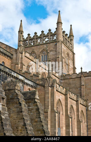 Bruce King sculptés dans la pierre en haut de la tour principale. Abbaye de Dunfermline. Dunfermline, Ecosse Banque D'Images