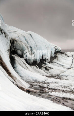 La Matanuska Glacier, Alaska, USA. Au pied d'un grand mur de glace Banque D'Images