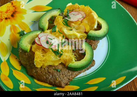 Carne asada avec Orange Salsa, la jupe des steaks mariner dans un mélange de piments, aromatiques, et l'huile d'olive. Banque D'Images