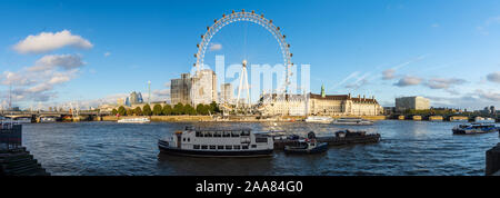Londres, Angleterre, Royaume-Uni - 12 septembre 2019 : Le London Eye se trouve sur la rive sud de la Tamise dans le centre de Londres. Banque D'Images