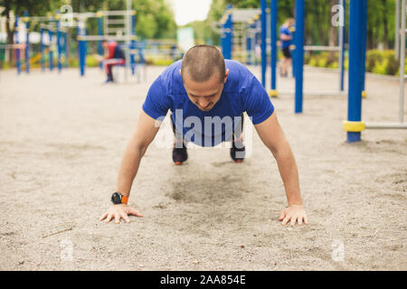 Man doing push ups sur un terrain de sport Banque D'Images