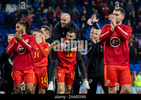 Cardiff, Royaume-Uni. 19 Nov, 2019. Les joueurs du Pays de Galles célébrer la qualification. UEFA EURO 2020 match de qualification du groupe E, le Pays de Galles v Hongrie au Cardiff City Stadium de Cardiff, Pays de Galles du Sud le mardi 19 novembre 2019. Photos par Lewis Mitchell/Andrew Orchard la photographie de sport/Alamy live News EDITORIAL UTILISEZ UNIQUEMENT Crédit : Andrew Orchard la photographie de sport/Alamy Live News Banque D'Images