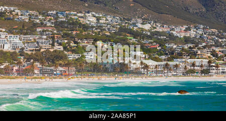 Cape Town, Afrique du Sud - 15 octobre 2019 : Camps Bay Beach et Montagne de la table à Cape Town Afrique du Sud Banque D'Images