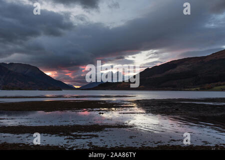 Salon de Glencoe, l'Écosse. Crépuscule pittoresque vue sur le Loch Leven avec North Ballachulish dans l'arrière-plan lointain. Banque D'Images