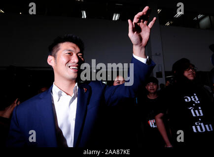Bangkok, Thaïlande. 20 Nov, 2019. Thanathorn Juangroongruangkit courbes à ses partisans à la Cour Constitutionnelle.Thanathorn Jungroongruangkit partisans attendre à la Cour constitutionnelle à Bangkok, le chef de l'avenir de l'avant a perdu son statut de député après que la Cour constitutionnelle a reconnu coupable de violation de la Constitution par still détenant des actions dans une entreprise de médias lorsqu'il s'inscrit pour courir à l'élection de mars. Credit : SOPA/Alamy Images Limited Live News Banque D'Images