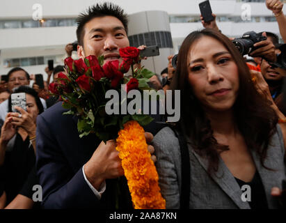 Bangkok, Thaïlande. 20 Nov, 2019. Thanathorn Juangroongruangkit Rawiphan avec son épouse, Juangroongruangkit holding roses rouges à la Cour Constitutionnelle.Thanathorn Jungroongruangkit partisans attendre à la Cour constitutionnelle à Bangkok, le chef de l'avenir de l'avant a perdu son statut de député après que la Cour constitutionnelle a reconnu coupable de violation de la Constitution par still détenant des actions dans une entreprise de médias lorsqu'il s'inscrit pour courir à l'élection de mars. Credit : SOPA/Alamy Images Limited Live News Banque D'Images