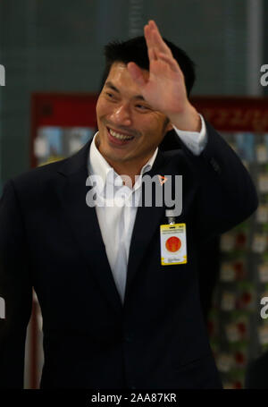 Bangkok, Thaïlande. 20 Nov, 2019. Thanathorn Juangroongruangkit courbes à ses partisans à la Cour Constitutionnelle.Thanathorn Jungroongruangkit partisans attendre à la Cour constitutionnelle à Bangkok, le chef de l'avenir de l'avant a perdu son statut de député après que la Cour constitutionnelle a reconnu coupable de violation de la Constitution par still détenant des actions dans une entreprise de médias lorsqu'il s'inscrit pour courir à l'élection de mars. Credit : SOPA/Alamy Images Limited Live News Banque D'Images