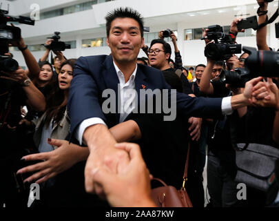 Bangkok, Thaïlande. 20 Nov, 2019. Thanathorn Juangroongruangkit, serre la main avec des partisans à la Cour Constitutionnelle.Thanathorn Jungroongruangkit partisans attendre à la Cour constitutionnelle à Bangkok, le chef de l'avenir de l'avant a perdu son statut de député après que la Cour constitutionnelle a reconnu coupable de violation de la Constitution par still détenant des actions dans une entreprise de médias lorsqu'il s'inscrit pour courir à l'élection de mars. Credit : SOPA/Alamy Images Limited Live News Banque D'Images
