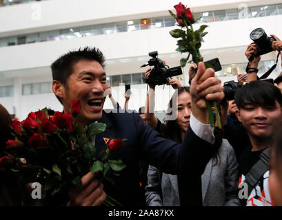 Bangkok, Thaïlande. 20 Nov, 2019. Thanathorn Juangroongruangkit avec roses rouges à la Cour Constitutionnelle.Thanathorn Jungroongruangkit partisans attendre à la Cour constitutionnelle à Bangkok, le chef de l'avenir de l'avant a perdu son statut de député après que la Cour constitutionnelle a reconnu coupable de violation de la Constitution par still détenant des actions dans une entreprise de médias lorsqu'il s'inscrit pour courir à l'élection de mars. Credit : SOPA/Alamy Images Limited Live News Banque D'Images
