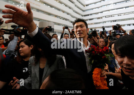 Bangkok, Thaïlande. 20 Nov, 2019. Thanathorn Juangroongruangkit avec roses rouges à la Cour Constitutionnelle.Thanathorn Jungroongruangkit partisans attendre à la Cour constitutionnelle à Bangkok, le chef de l'avenir de l'avant a perdu son statut de député après que la Cour constitutionnelle a reconnu coupable de violation de la Constitution par still détenant des actions dans une entreprise de médias lorsqu'il s'inscrit pour courir à l'élection de mars. Credit : SOPA/Alamy Images Limited Live News Banque D'Images
