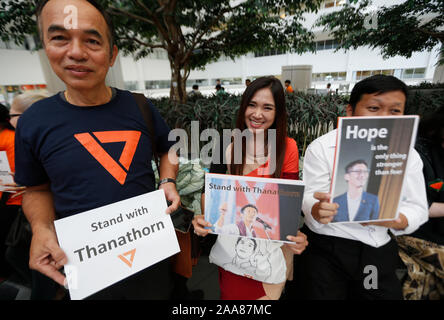 Bangkok, Thaïlande. 20 Nov, 2019. Des pancartes à l'organisation des partisans de la Cour Constitutionnelle.Thanathorn Jungroongruangkit partisans attendre à la Cour constitutionnelle à Bangkok, le chef de l'avenir de l'avant a perdu son statut de député après que la Cour constitutionnelle a reconnu coupable de violation de la Constitution par still détenant des actions dans une entreprise de médias lorsqu'il s'inscrit pour courir à l'élection de mars. Credit : SOPA/Alamy Images Limited Live News Banque D'Images