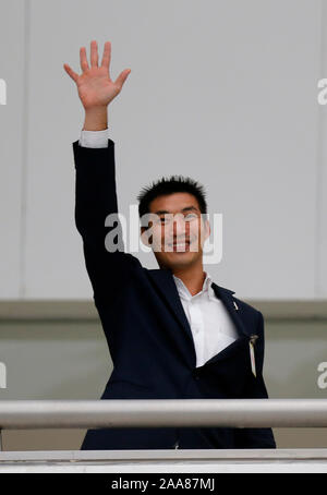 Bangkok, Thaïlande. 20 Nov, 2019. Thanathorn Juangroongruangkit courbes à ses partisans à la Cour Constitutionnelle.Thanathorn Jungroongruangkit partisans attendre à la Cour constitutionnelle à Bangkok, le chef de l'avenir de l'avant a perdu son statut de député après que la Cour constitutionnelle a reconnu coupable de violation de la Constitution par still détenant des actions dans une entreprise de médias lorsqu'il s'inscrit pour courir à l'élection de mars. Credit : SOPA/Alamy Images Limited Live News Banque D'Images