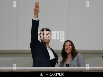 Bangkok, Thaïlande. 20 Nov, 2019. Thanathorn Juangroongruangkit Rawiphan avec son épouse, Juangroongruangkit clignote le salut à trois doigts à ses partisans à la Cour Constitutionnelle.Thanathorn Jungroongruangkit partisans attendre à la Cour constitutionnelle à Bangkok, le chef de l'avenir de l'avant a perdu son statut de député après que la Cour constitutionnelle a reconnu coupable de violation de la Constitution par still détenant des actions dans une entreprise de médias lorsqu'il s'inscrit pour courir à l'élection de mars. Credit : SOPA/Alamy Images Limited Live News Banque D'Images