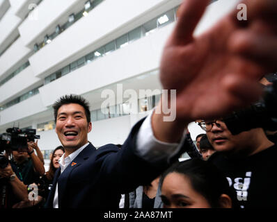 Bangkok, Thaïlande. 20 Nov, 2019. Thanathorn Juangroongruangkit les gestes à ses partisans à la Cour Constitutionnelle.Thanathorn Jungroongruangkit partisans attendre à la Cour constitutionnelle à Bangkok, le chef de l'avenir de l'avant a perdu son statut de député après que la Cour constitutionnelle a reconnu coupable de violation de la Constitution par still détenant des actions dans une entreprise de médias lorsqu'il s'inscrit pour courir à l'élection de mars. Credit : SOPA/Alamy Images Limited Live News Banque D'Images