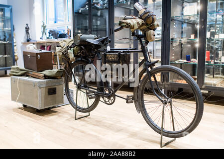 Grasbrunn, Allemagne. 20 Nov, 2019. Une troupe Wehrmacht location avec la désignation 'Bergrador" peut être vu dans la maison d'enchères 'Hermann Historica'. Dans la maison de vente aux enchères à Munich, de nombreux objets de dévotion nazis sont mis aux enchères lors de cette journée. Lors de la vente aux enchères un total de 842 articles seront vendus aux enchères, y compris de nombreux effets personnels des anciens grands de Nazi. Credit : Matthias Balk/dpa/Alamy Live News Banque D'Images