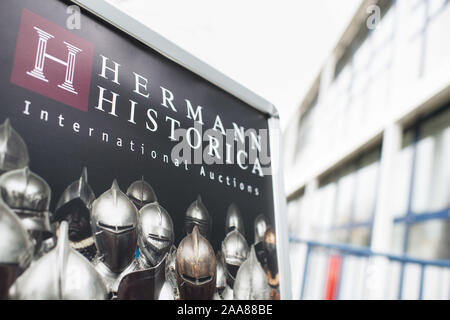 Grasbrunn, Allemagne. 20 Nov, 2019. Un panneau avec l'inscription 'Hermann Historica - enchères internationales" peut être vu en face de la maison de vente aux enchères 'Hermann Historica'. Dans la maison de vente aux enchères à Munich, de nombreux objets de dévotion nazis sont mis aux enchères lors de cette journée. Lors de la vente aux enchères un total de 842 articles seront vendus aux enchères, y compris de nombreux effets personnels des anciens grands de Nazi. Credit : Matthias Balk/dpa/Alamy Live News Banque D'Images