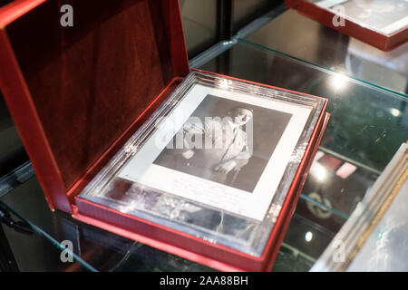 Grasbrunn, Allemagne. 20 Nov, 2019. Un cadeau d'argent cadre avec un portrait d'Adolf Hitler peut être vu dans la maison de vente aux enchères 'Hermann Historica'. Le don a été donnée à la SS-Brigadeführer Ulrich Graf sur son 60e anniversaire. Dans la maison de vente aux enchères à Munich, de nombreux objets de dévotion nazis sont mis aux enchères lors de cette journée. Lors de la vente aux enchères un total de 842 articles seront vendus aux enchères, y compris de nombreux effets personnels des anciens grands de Nazi. Credit : Matthias Balk/dpa/Alamy Live News Banque D'Images