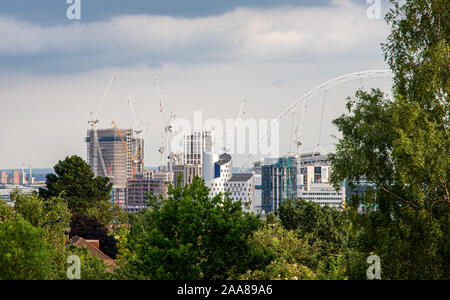 Londres, Angleterre, Royaume-Uni - 7 juillet 2019 : Le Stade de Wembley Arch et des tours de nouveaux bâtiments apparaissent sur les arbres de Grange Hill Park à Londres. Banque D'Images