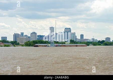 La Nouvelle Orléans, Louisiane/USA - 14 juin 2019 : les banques de remorqueurs et de barges le long du fleuve Mississippi et les toits de Central Business District. Banque D'Images