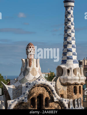 Antoni Gaudi's masterpiece, magnifique parc de Güell de Barcelone, Espagne, ses jardins, clolourful mosaïques, maisons et la vue sur la ville. Banque D'Images