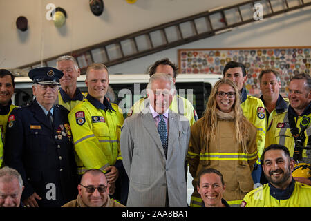 Le Prince de Galles à Kerikeri Fire Station comme il se réunit avec les premiers intervenants sur la baie des îles, le quatrième jour de la visite royale de Nouvelle-Zélande. Banque D'Images