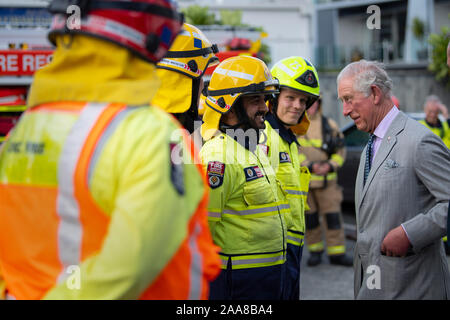 Le Prince de Galles à Kerikeri Fire Station comme il se réunit avec les premiers intervenants sur la baie des îles, le quatrième jour de la visite royale de Nouvelle-Zélande. Banque D'Images