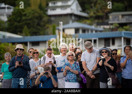 Les membres du public regardez comme le Prince de Galles visite Kerikeri Fire Station de rencontrer les premiers intervenants sur la baie des îles, le quatrième jour de la visite royale de Nouvelle-Zélande. Banque D'Images