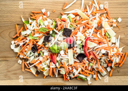 Légumes chinois tranchées en lanières sur planche de bois. Banque D'Images