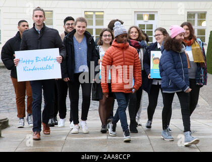 Berlin, Allemagne. 20 Nov, 2019. Les enfants et les jeunes gens vont au château de Bellevue, où elles sont invitées par le président fédéral et son épouse à l'occasion de la Journée internationale des droits de l'enfant à prendre part à la prise de 'Kids : les droits de l'enfant - la démocratie - futur''. Büdenbender est marraine de l'UNICEF en Allemagne. Credit : Wolfgang Kumm/dpa/Alamy Live News Banque D'Images